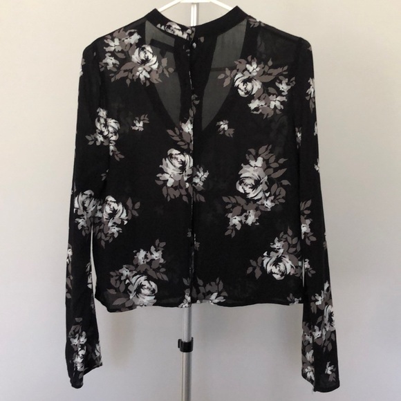 Kendall & Kylie Floral V Neck Choker Blouse in Size Small - Picture 2 of 10